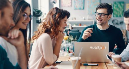 Τι είναι το HubSpot και πώς μπορεί να βοηθήσει τις επιχειρήσεις;