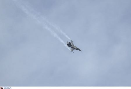 Tα F-16 της Ομάδας «ΖΕΥΣ» και το θρυλικό Spitfire πέταξαν στη Θεσσαλονίκη
