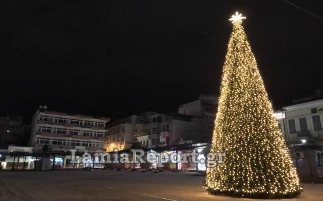 Λαμία: Στήθηκε το Χριστουγεννιάτικο δέντρο στην πλατεία Πάρκου - ΦΩΤΟ