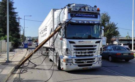 Λαμία: Φορτηγό που μετέφερε μηχάνημα έριξε κολόνα πάνω σε διερχόμενη νταλίκα (Εικόνες)