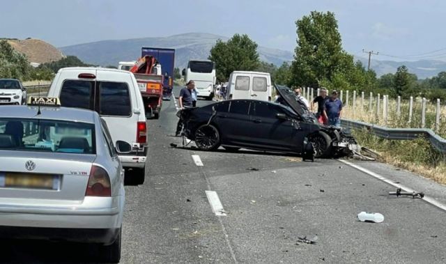 Σοκάρουν οι εικόνες από τροχαίο στην εθνική οδό Τρικάλων - Λάρισας: Αυτοκίνητο έπεσε στα κιγκλιδώματα
