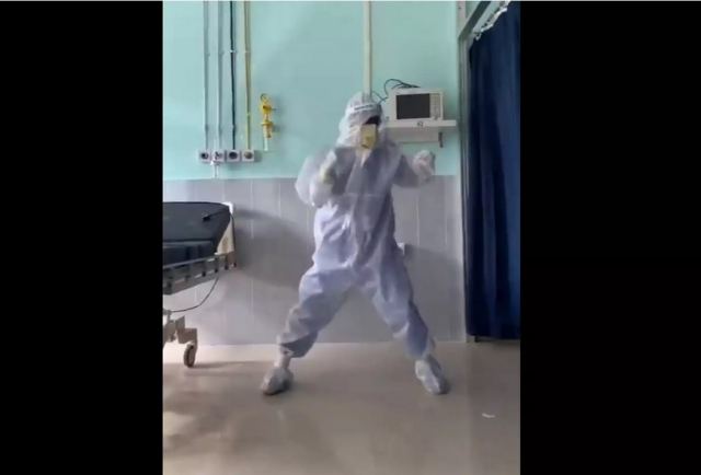 Συγκινεί γιατρός! Χορεύει μπροστά σε ασθενείς με κορωνοϊό για τους προσφέρει χαρά
