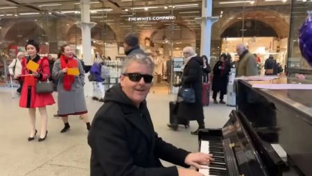 Λονδίνο: Κινέζοι έκοψαν το livestreaming γνωστού πιανίστα στο μετρό, επειδή έδειξε τα πρόσωπά τους