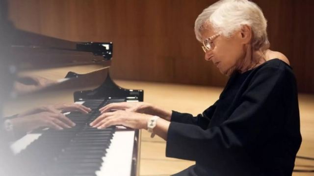 Η μουσική χρόνια δεν κοιτά – Η Ρουθ Σλετζίνσκα κυκλοφορεί άλμπουμ σε ηλικία 97 ετών