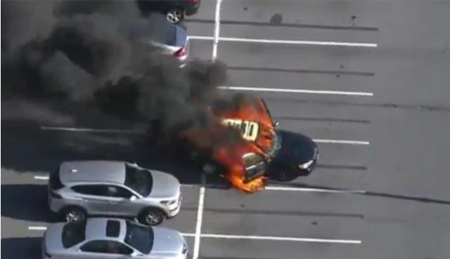 Σοκαριστικές εικόνες με φωτιά σε αυτοκίνητο: Ο οδηγός έβαλε αντισηπτικό χεριών την ώρα που κάπνιζε