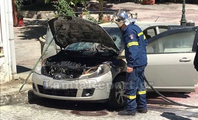 Υπάτη: Αυτοκίνητο άρπαξε φωτιά στην πλατεία του χωριού (ΦΩΤΟ)