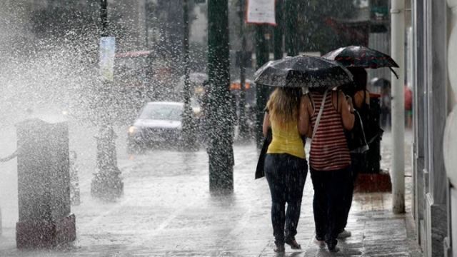 Θα μας τρελάνει ο καιρός: Βροχές και καταιγίδες, με τον υδράργυρο στους 31 βαθμούς
