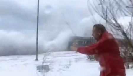 Καιρός: Κύματα στο Φλοίσβο «πήραν» τον ρεπόρτερ