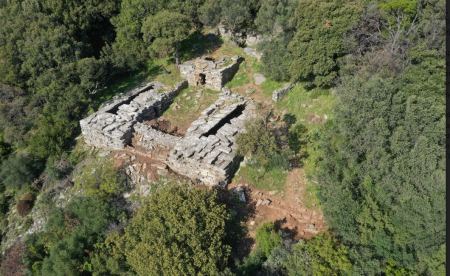 Αρχαιολογική έρευνα στα αινιγματικά «σπίτια των δράκων» στην Εύβοια