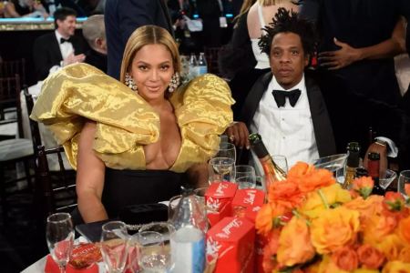 Ο Jay Z χορεύει μαζί με τη μητέρα του στη συναυλία της Beyonce και γίνεται viral