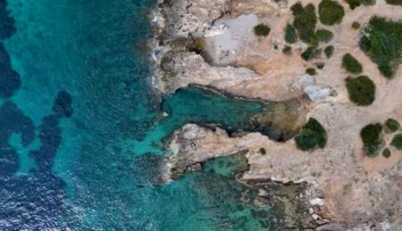 Ο κόλπος της Αφροδίτης: Η πιο ερωτική μυστική παραλία της Αττικής