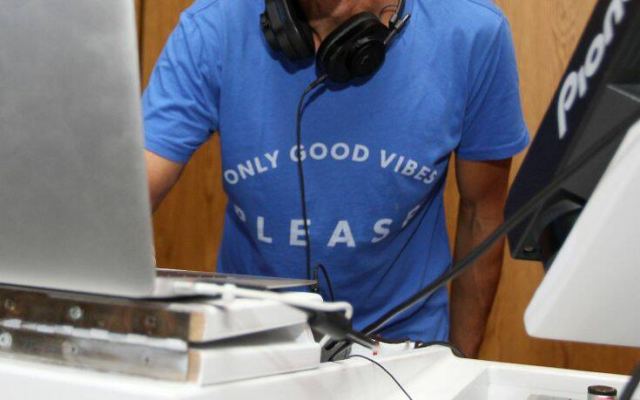 «Ακόμη περιμένω οδηγίες από τον ΕΟΔΥ» λέει ο DJ που βρέθηκε θετικός στον κορωνοϊό μετά από γλέντι γάμου στη Θεσσαλονίκη