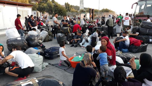 Λέσβος: Σε εξέλιξη η επιχείρηση μετακίνησης 1500 μεταναστών