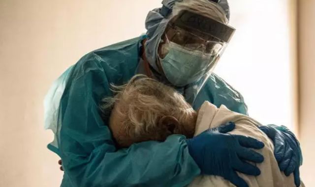 Γιατρός παρηγορεί μοναχικό ασθενή COVID-19: Η ιστορία πίσω από την φωτογραφία που κάνει τον γύρο του διαδικτύου