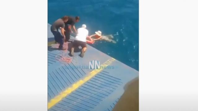Βίντεο - Ρίο: Η στιγμή που ferry boat «σώζει» ηλικιωμένες που παρασύρθηκαν από τα θαλάσσια ρεύματα