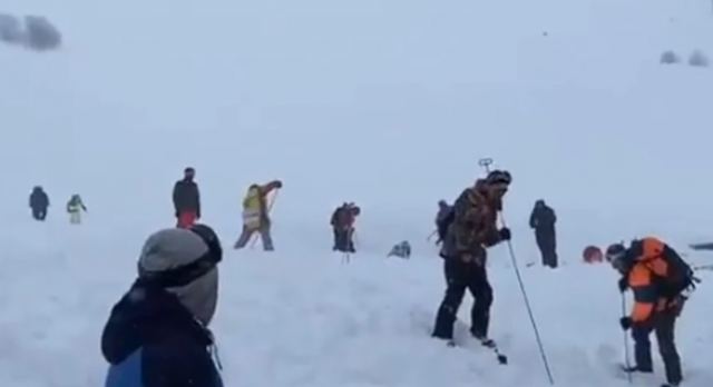Χιονοστιβάδα έπληξε θέρετρο σκι στη Ρωσία - Φόβοι για εγκλωβισμένους κάτω από το χιόνι