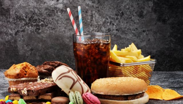Αν τρώτε πολλά άκρως επεξεργασμένα τρόφιμα κινδυνεύετε περισσότερο από δυο σοβαρές ασθένειες