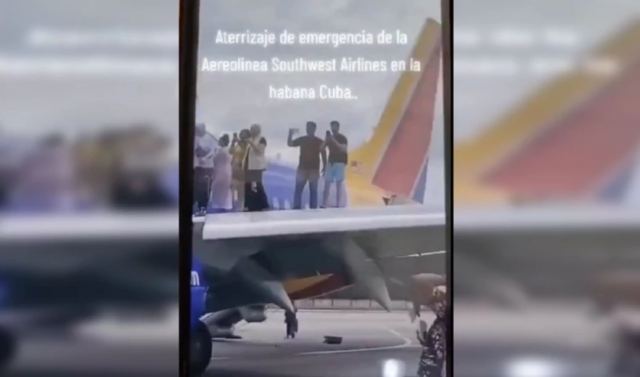 «Απίστευτα ηλίθιοι»: Εκκένωναν εκτάκτως το αεροσκάφος που γέμισε καπνό και οι επιβάτες έβγαζαν σέλφι