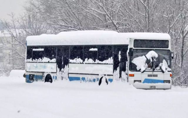 Κακοκαιρία Ελπίδα: Λεωφορείο εγκλωβίστηκε στα χιόνια