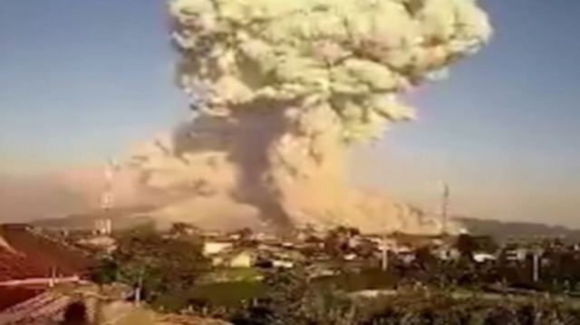 Η στιγμή της έκρηξης ηφαιστείου στην Ινδονησία: Εκτοξεύτηκε στάχτη σε ύψος 5 χιλιομέτρων