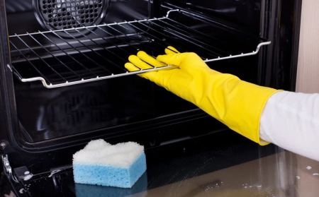 Το παράξενο κόλπο για να καθαρίσετε τον φούρνο που πραγματικά δουλεύει
