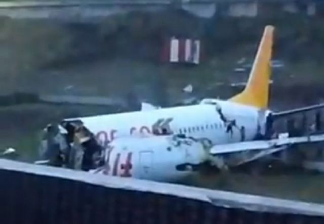 Αεροπλάνο κόπηκε στα δύο στο αεροδρόμιο της Κωνσταντινούπολης