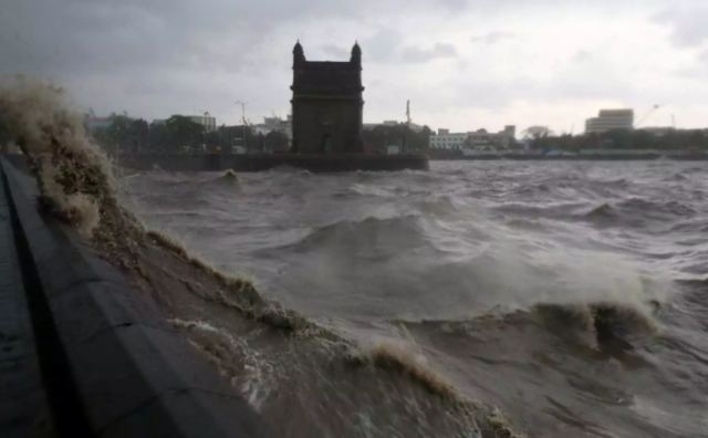 Σαρώνει την Ινδία ο κυκλώνας Ταουκτάε: Πάνω από 120 άνθρωποι αγνοούνται σε ναυάγιο (pics, vids)