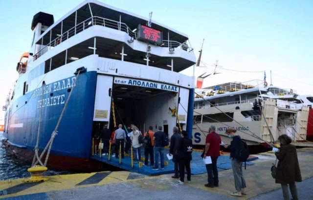 Αυξημένη κίνηση στο λιμάνι του Πειραιά: Με βεβαιώσεις στα χέρια ξεκινούν οι πολίτες για τα νησιά (pics, vid)