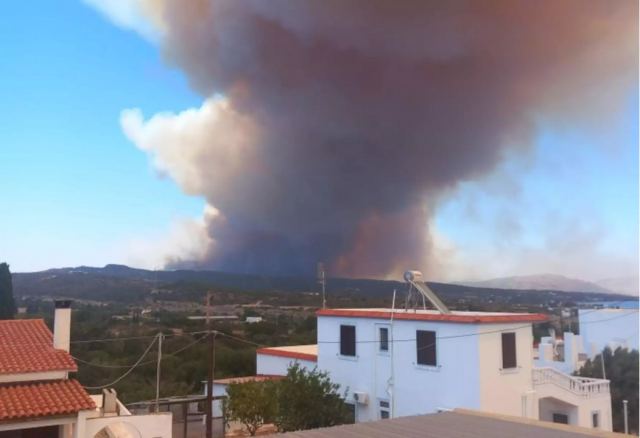 Ανεξέλεγκτη η φωτιά στη Ρόδο - Εκκενώθηκαν οικισμοί και δύο ξενοδοχεία, εγκλωβίστηκαν πυροσβέστες στη Μονή Υψενής