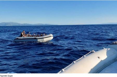 Διάσωση 14 μεταναστών από ακυβέρνητο φουσκωτό στη Λέσβο - Φωτογραφίες από το λιμενικό
