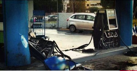 Βούλα: Βίντεο – ντοκουμέντο από τη στιγμή που αυτοκίνητο μπουκάρει σε βενζινάδικο και διαλύει τις αντλίες