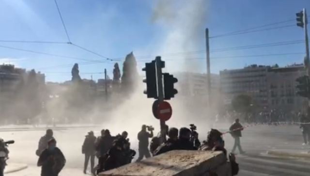 Αθήνα: Ένταση στο πανεκπαιδευτικό συλλαλητήριο - Κλειστοί δρόμοι και ο σταθμός &quot;Πανεπιστήμιο&quot;