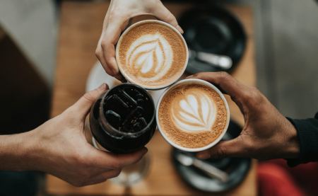 Πόσο καφέ πρέπει να πίνεις τη μέρα – Οι ειδικοί απαντούν