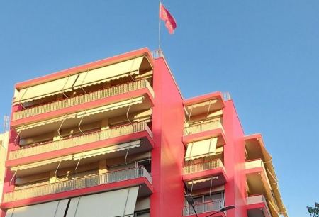 Έβαψαν κόκκινα τα γραφεία του ΣΥΡΙΖΑ