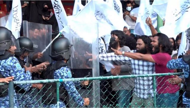 Μαλδίβες: Δακρυγόνα και συλλήψεις σε εκδήλωση για... γιόγκα