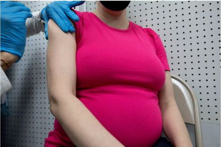 Κορωνοϊός και εγκυμοσύνη: Μπορεί να προκαλέσει θανατηφόρες επιπλοκές – Τι δείχνει έρευνα για το εμβόλιο