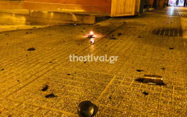 Θεσσαλονίκη: Κουκουλοφόροι επιτέθηκαν με μολότοφ σε διμοιρία και περιπολικό