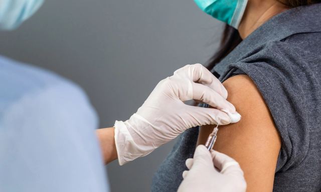 Κορωνοϊός: Σε έξαρση η νόσος - Πότε πρέπει να κάνουμε το εμβόλιο για την Covid και πότε για τη γρίπη
