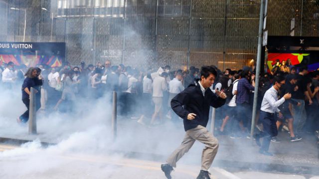 Χονγκ Κονγκ: Αστυνομικός πυροβολεί εν ψυχρώ διαδηλωτή