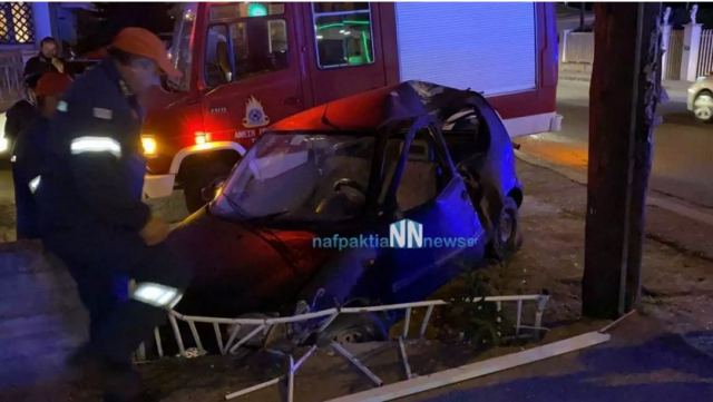 Ναύπακτος: Αυτοκίνητο έπεσε σε κολώνα και ισοπέδωσε μάντρα – Εικόνες που σοκάρουν