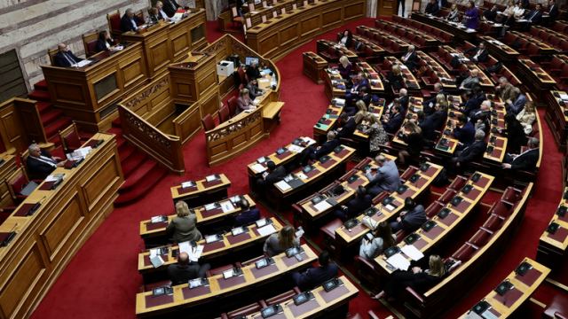 Βουλή: Δεύτερη ημέρα «μάχης» για την τραγωδία στα Τέμπη – Συνεχίζεται η συζήτηση επί της πρότασης δυσπιστίας