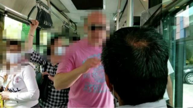 Στο πειθαρχικό ο οδηγός λεωφορείου μετά τη ρατσιστική επίθεση σε μετανάστη