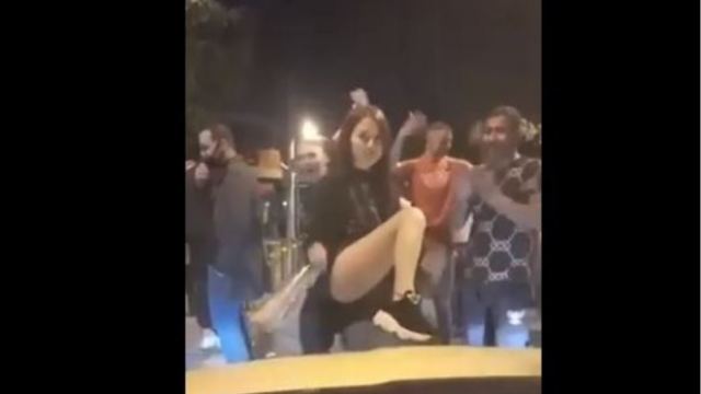 Νεαροί διασκεδάζουν στους δρόμους της Αθήνας πριν το κλείσιμο της εστίασης - Δείτε βίντεο