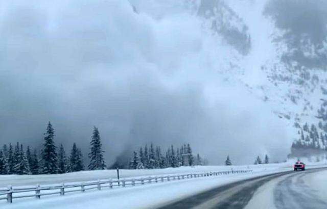 Χιονοστιβάδα καλύπτει αυτοκινητόδρομο στο Κολοράντο