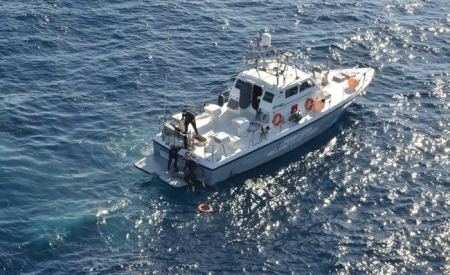Αγωνιώδη διάσωση μετανάστη στα κύματα του στενού Καφηρέα (ΦΩΤΟ)