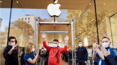 Τουρκία: Η Apple «μπλόκαρε» τις πωλήσεις iPhones μετά την ιστορική πτώση της λίρας