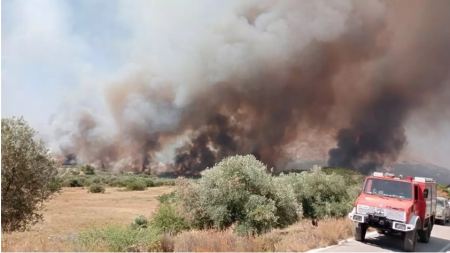 Φωτιά στη Ρόδο: Εκκενώνονται 3 οικισμοί και ένα ξενοδοχείο – Ανεξέλεγκτο το πύρινο μέτωπο