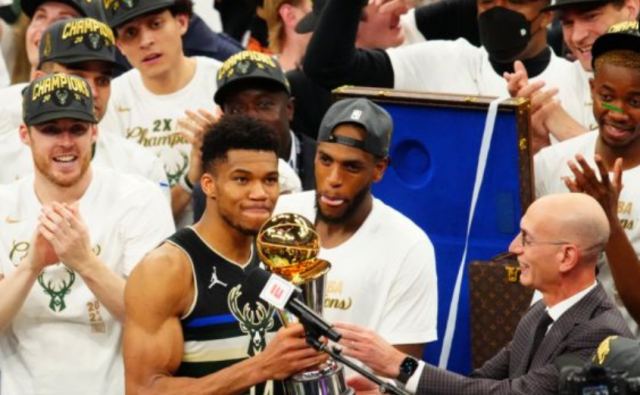 Αντετοκούνμπο: «Χρυσάφι» στα χέρια του νέου βασιλιά του NBA