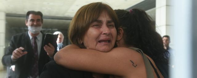 Δίκη Τοπαλούδη: Τα δάκρυα της μάνας, το ευχαριστώ του πατέρα και τα χειροκροτήματα μετά την καταδίκη [εικόνες]