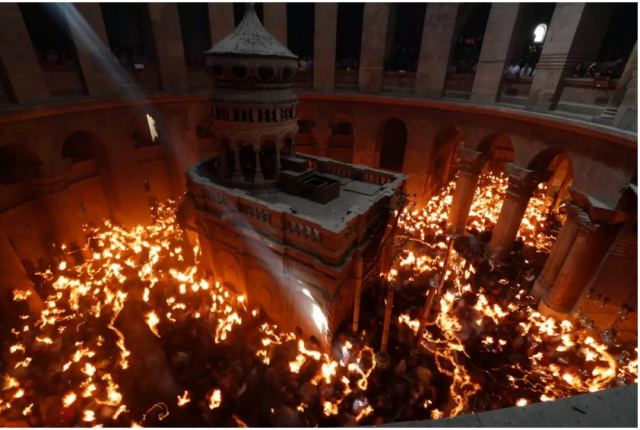 Με λαμπρότητα η τελετή Αφής του Αγίου Φωτός στα Ιεροσόλυμα - Το απόγευμα φτάνει στην Ελλάδα